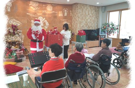 2019년 12월 25일 크리스마스에 싼타 선물과 맛있는 점심식사, 노래방
