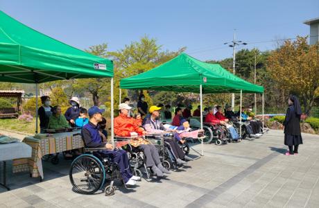 2021년 4월 20일 장애인의 날 앞마당에서 LA갈비 먹고, 신나는 노래방~~~