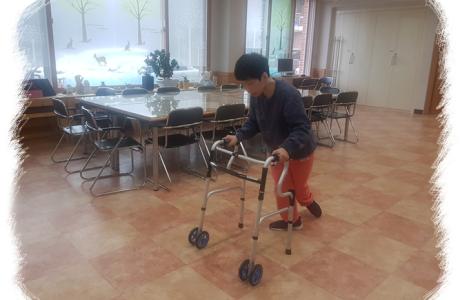 열심히 워커로 걷기 훈련 중입니다.