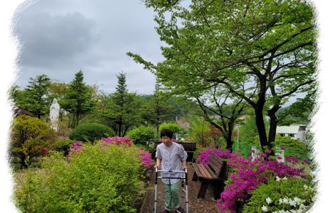 앞마당에서 워커로 걷기 훈련